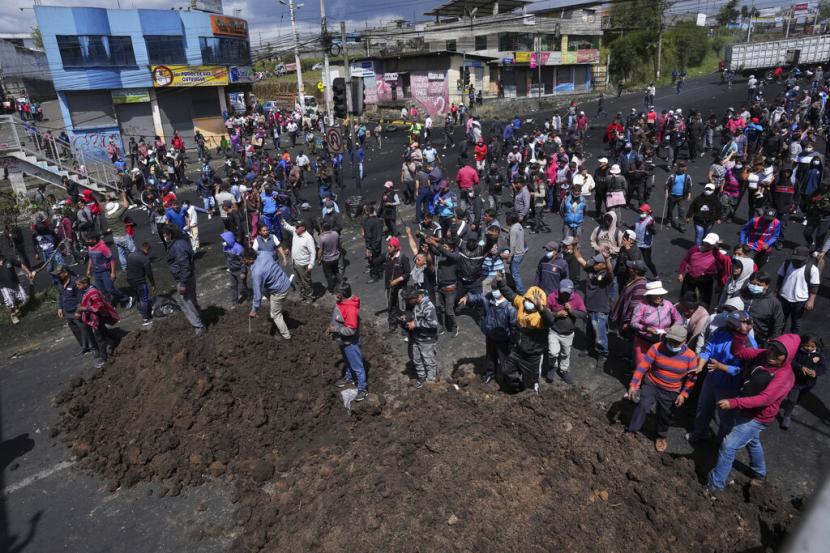 Demonstran pribumi memblokir jalan selama protes terhadap kebijakan ekonomi pemerintah Guillermo Lasso, di Quito, Ekuador, Kamis, 16 Juni 2022.