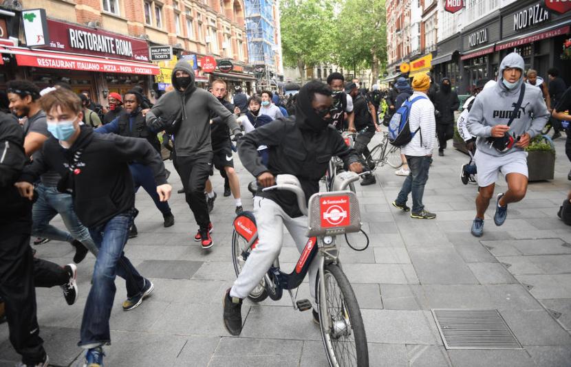 Demonstran sayap kanan bentrok dengan demonstran anti-rasis di London.
