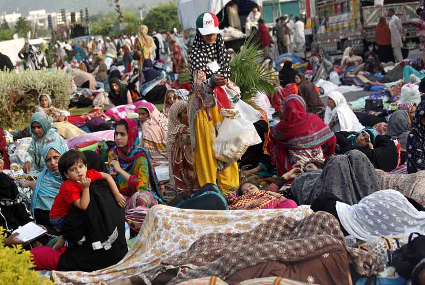 Demonstran sedang istirahat selama aksi protes di Islamabad, Pakistan, Rabu (20/8). 