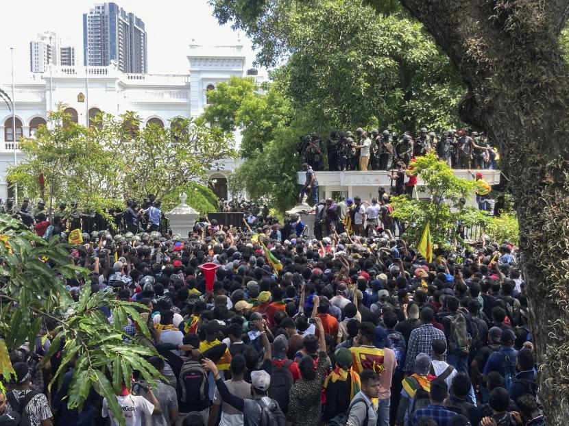  Demonstran Sri Lanka berunjuk rasa di luar kantor perdana menteri Ranil Wickremesinghe, menuntut dia mengundurkan diri setelah presiden Gotabaya Rajapaksa melarikan diri di tengah krisis ekonomi di Kolombo, Sri Lanka, Rabu, 13 Juli 2022.