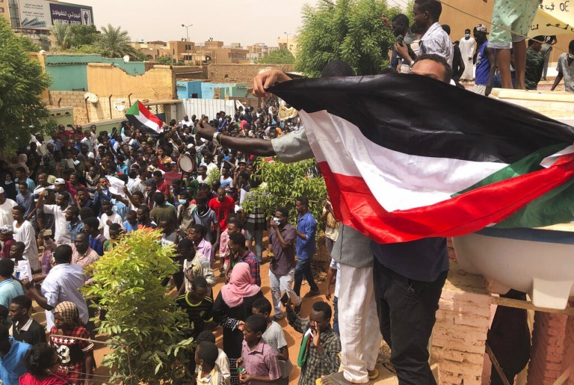 Demonstran Sudan berkumpul di depan rumah seorang pria yang meninggal dalam protes pada 3 Juni di Khartoum, Sudan, Ahad (30/6).