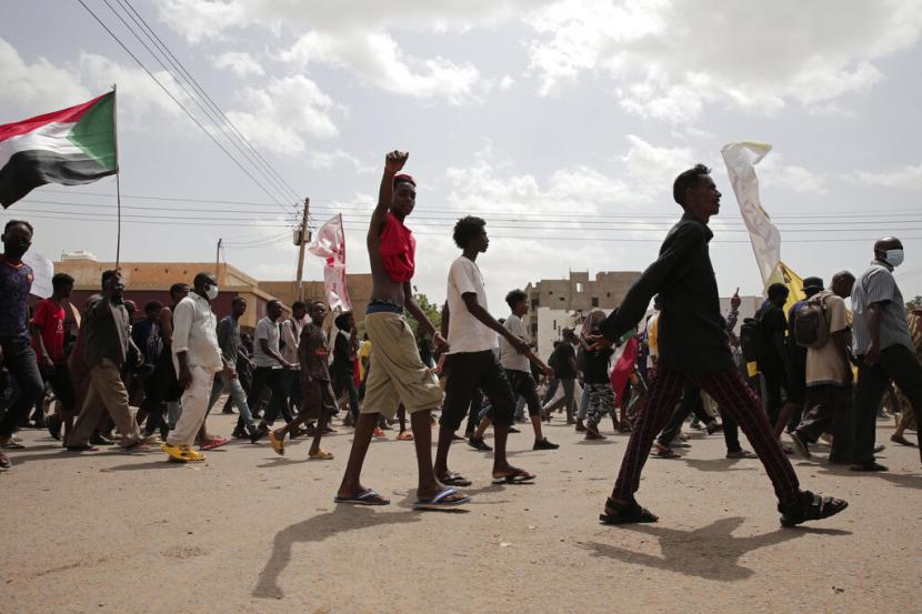 Demonstran Sudan turun ke jalan menyerukan pemerintahan sipil dan mencela pemerintahan militer, di Khartoum, Sudan, Minggu, 31 Juli 2022.
