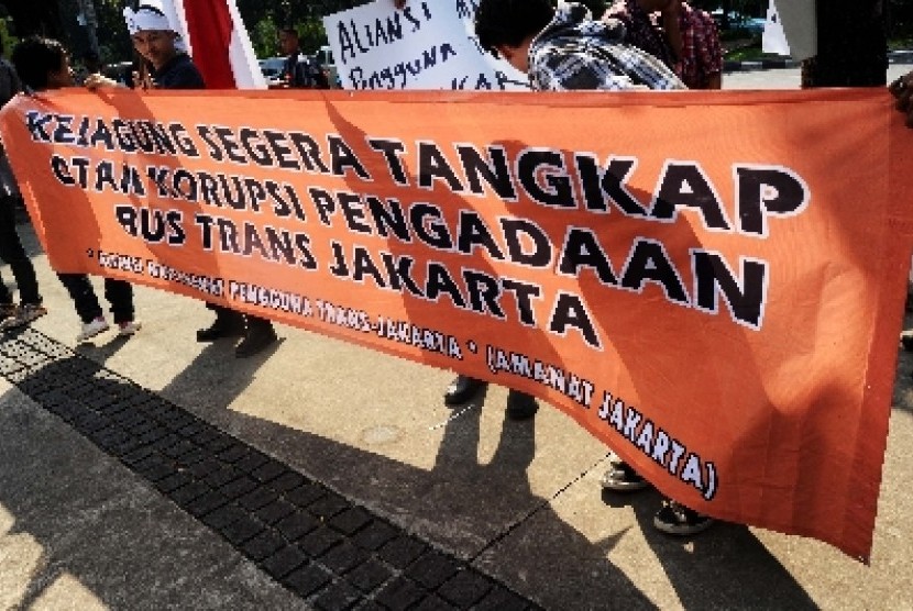 Demonstran tergabung dalam Aliansi Masyarakat Pengguna Trans Jakarta melakukan aksi damai didepan kantor Balai kota, Jakarta, Senin (9/6).