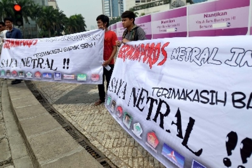 Demonstran tergabung dalam Gerakan Poros Netral Indonesia melakukan aksi damai di Bundaran HI, Jakarta, Jumat (6/6). Mereka mendukung sikap dan pernyataan SBY terkait menjaga netralitas bagi kepala daerah, TNI dan Polri.