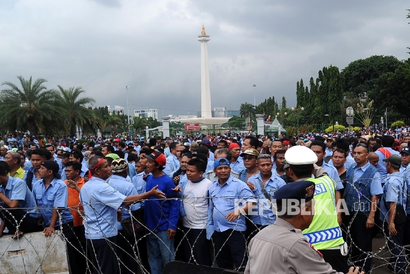  Demonstran tergabung dalam Paguyuban Pengemudi Angkutan Darat (PPAD) melakukan aksi unjukrasa didepan Istana Merdeka, Jakarta, Selasa (22/3). 