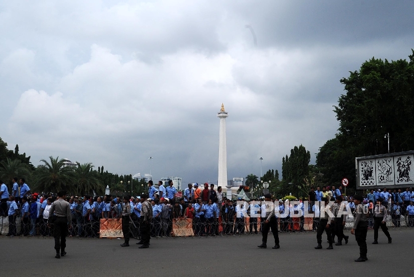 Demonstran tergabung dalam Paguyuban Pengemudi Angkutan Darat (PPAD) melakukan aksi unjukrasa didepan Istana Merdeka, Jakarta, Selasa (22/3).