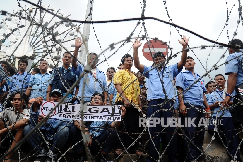 Demonstran tergabung dalam Paguyuban Pengemudi Angkutan Darat (PPAD) melakukan aksi unjuk rasa di depan Istana Merdeka, Jakarta, Selasa (22/3).
