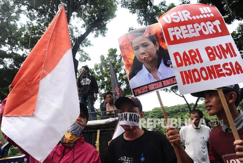 Demonstran tergabung dalam Solidaritas Untuk Pergerakan Aktifis Indonesia melakukan aksi penolakan Freeport di depan kantor istana wapres, Jakarta, Senin (18/1).  (Republika/Tahta Aidilla)