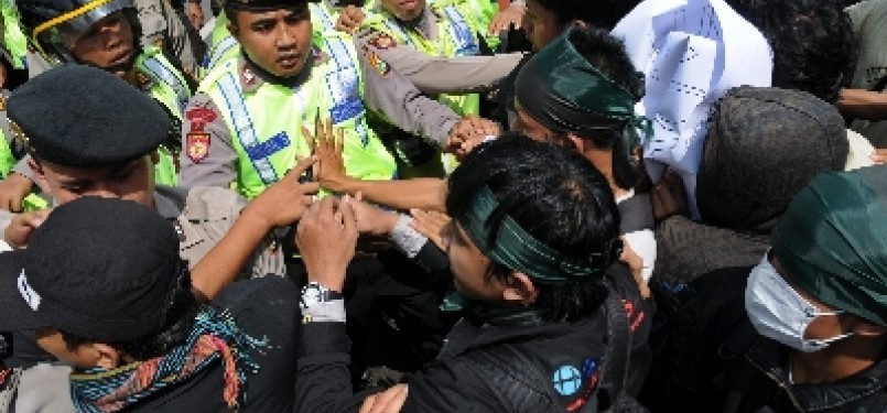 Demonstran terlibat adu dorong dengan aparat kepolisian saat menggelar demonstrasi menolak rencana pemerintah menaikkan harga Bahan Bakar Minyak (BBM) per 1 April. (ilustrasi) 