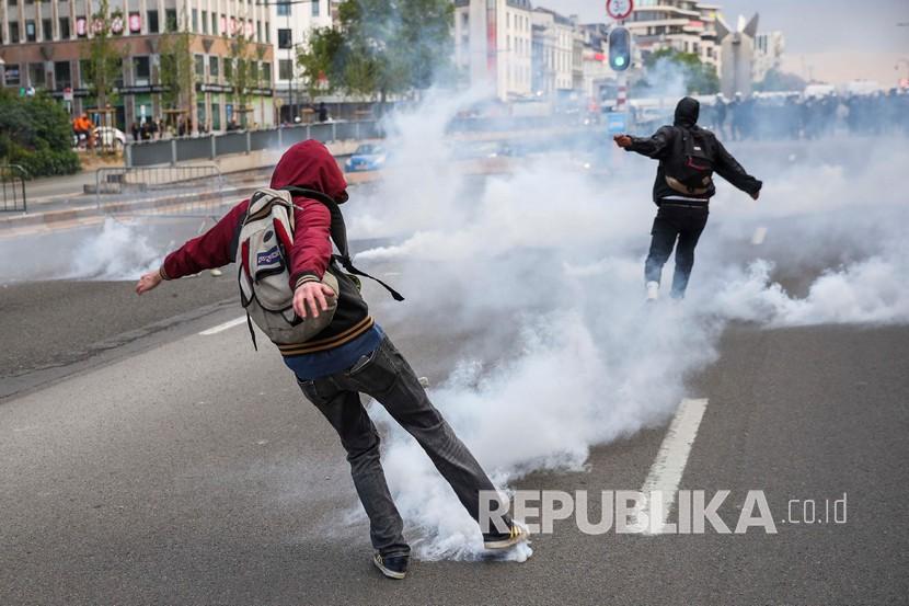 Demonstran terlibat bentrokan antara polisi usai demonstrasi protes Black Lives Matter di Brussels, Ahad (7/6). Paparan gas air mata dikhawatirkan memicu batuk dan bersin yang dapat menyebarkan virus corona penyebab Covid-19.