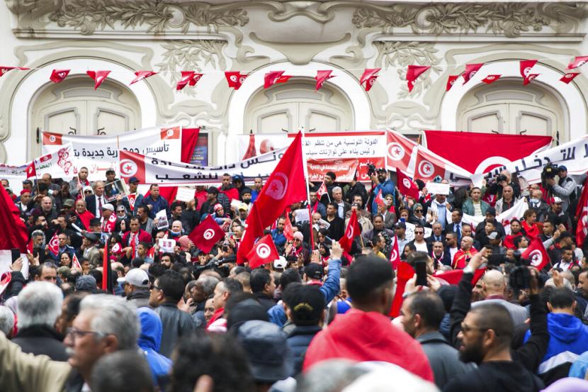 Demonstran Tunisia berkumpul selama rapat umum untuk mendukung Presiden Tunisia Kais Saied di Tunis, Tunisia, Minggu, 8 Mei 2022. Presiden Tunisia Kais Saied telah menerbitkan dekrit pemecatan 57 hakim karena diduga terlibat kasus korupsi.