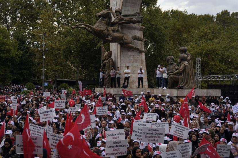 Demonstran Turki yang memegang bendera Turki menghadiri protes anti LGBTI+ di distrik Fatih, Istanbul, Minggu, 18 September 2022.