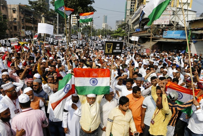 Demonstran turun ke jalan menentang UU Kewarganegaraan di Mumbai, India, Jumat (20/12).