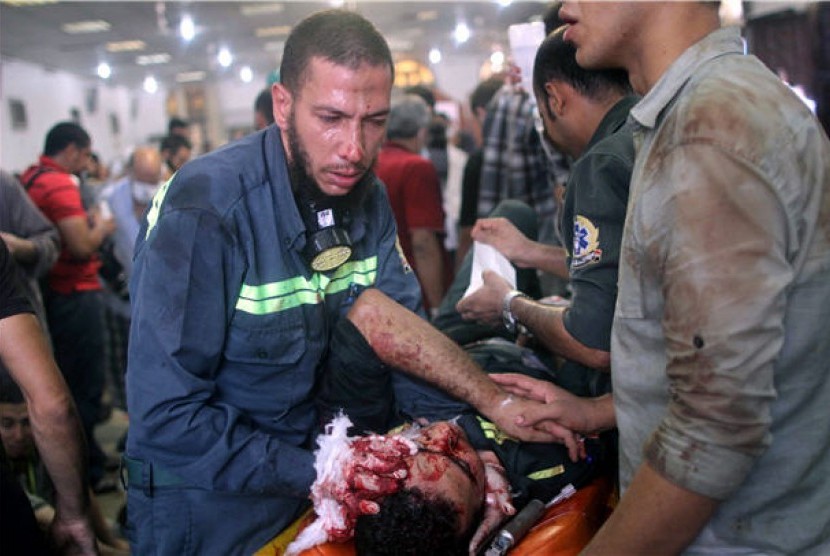  Demonstran yang mengalami luka dilarikan ke rumah sakit darurat di dekat Masjid Rabaa Adawiya, Cairo, Mesir, Rabu (14/8). 