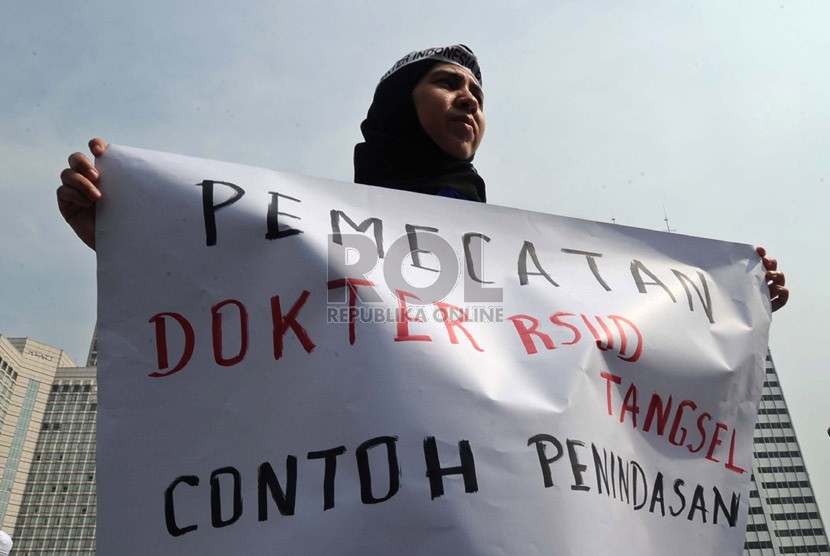  Demonstran yang tergabung dalam Dokter Indonesia Bersatu (DIB) melakukan aksi damai di Bundaran HI, Jakarta, Kamis (24/10). (Republika/ Tahta Aidilla)