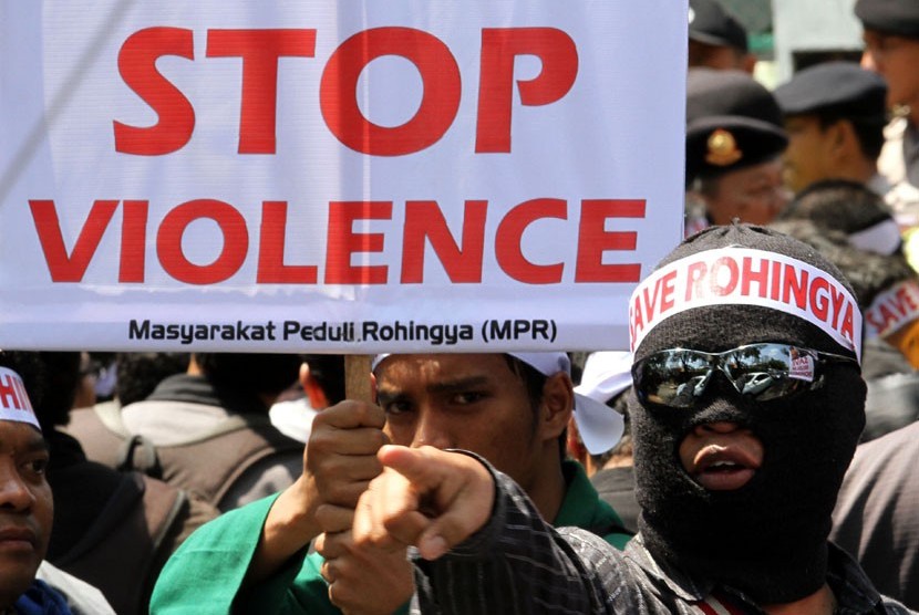  Demonstran yang tergabung dalam Masyarakat Peduli Rohingya melakukan aksi peduli Rohingya di depan Kedutaan Besar Myanmar, Jakarta, Kamis (9/8). (M Agung Rajasa/Antara)