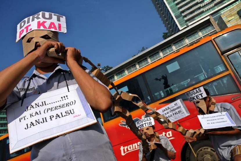 Demonstran yang tergabung dalam Serikat Pekerja Kereta Api Sejabotabek (SPKAJ) menggelar aksi unjuk rasa di kawasan Bundaran HI, Jakarta Pusat, Selasa (8/5).  (Tahta Aidilla/Republika)