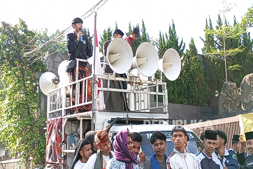 Demonstran mengatasnamakan Forum Santri Nusantara Bandung Raya menggeruduk kediaman Atalia Praratya anggota DPR RI di kawasan Ciumbeuleuit, Kota Bandung, Selasa (14/10/2025).