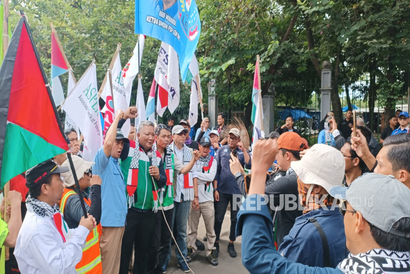 Demonstrasi buruh dan ojol mendukung Palestina di Jakarta, Selasa (7/10/2025).