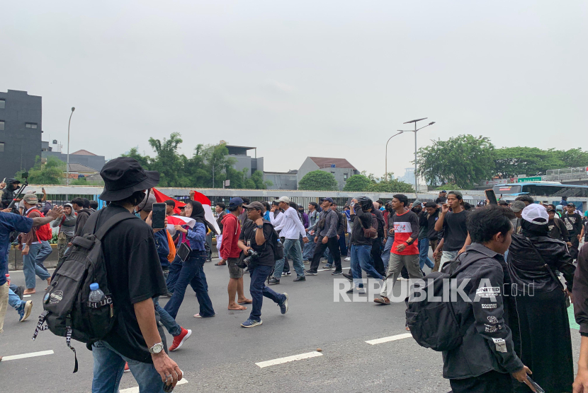 Demonstrasi di depan gedung DPR RI yang kecewa dengan anggota dewan berrakhir ricuh, Senin (25/8/2025).