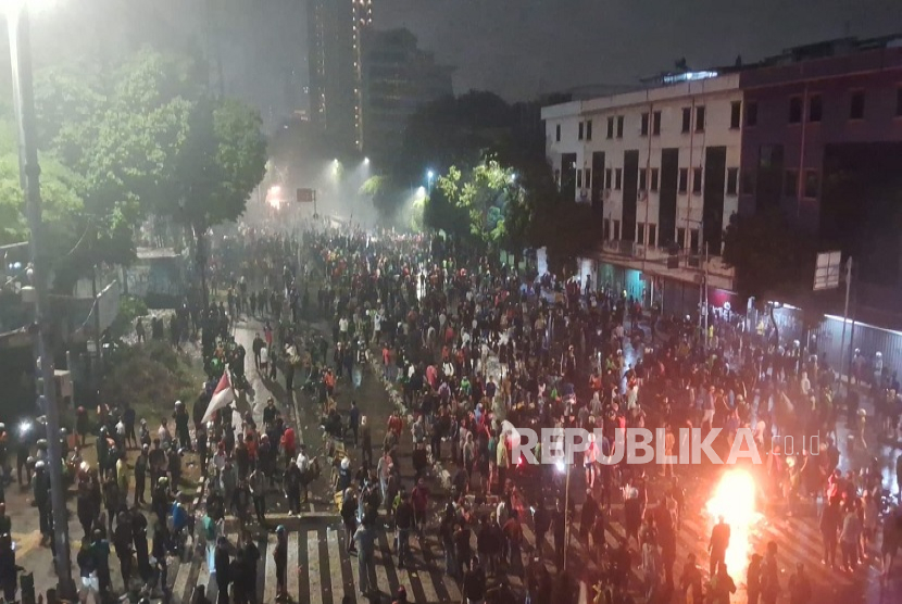 Demonstrasi di depan Mako Brimob semakin memanas pada Jumat (29/8/2025) malam. Para demonstran melempar bom molotov ke arah polisi.