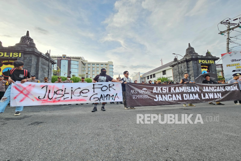 Demonstrasi di depan Mapolda Jawa Tengah