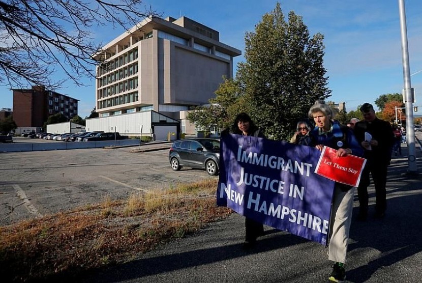 Demonstrasi di luar gedung federal yang menuntut etnis Cina Kristen Indonesia tetap tinggal di AS di New Hampshire, 13 Oktober 2017. Mereka eksodus saat kerusuhan Mei 1998.