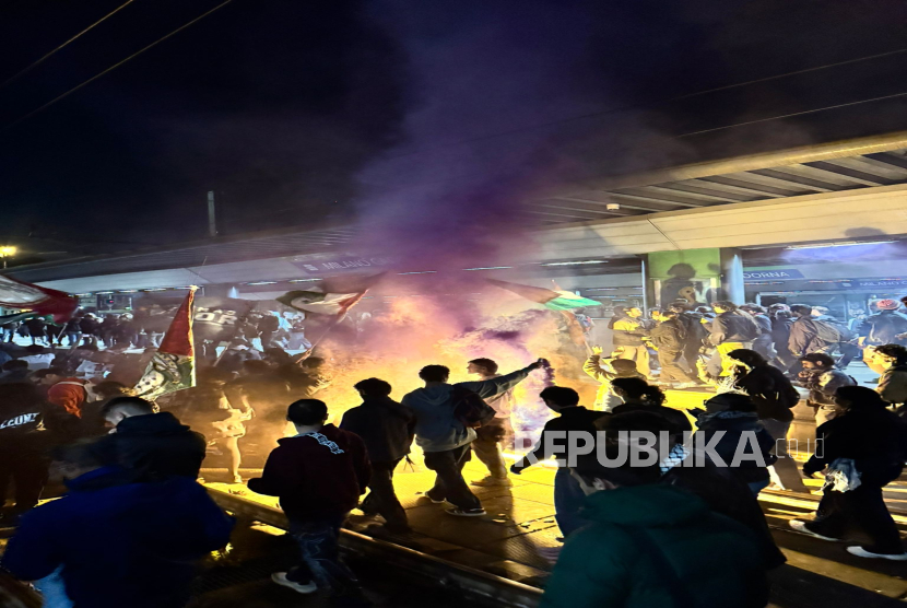 Demonstrasi di Milan menentang intersep tentara Israel terhadap konvoi kemanusiaan Global Sumud Flotilla, Rabu (1/10/2025) waktu setempat