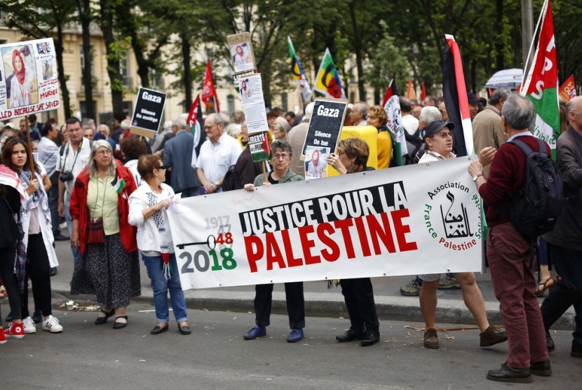 Demonstrasi di Paris, Prancis, Selasa (5/6), menuntut keadilan untuk Palestina. PM Israel Benjamin Netanyahu saat itu sedang berada di Paris.
