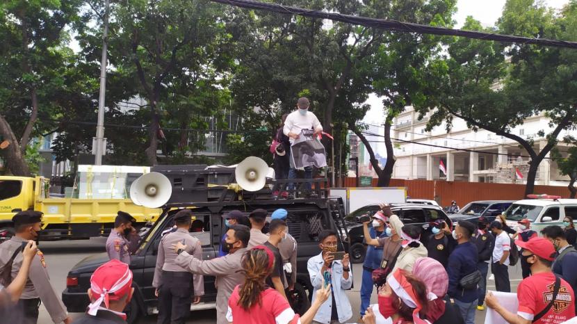 Demonstrasi dukung interpelasi PDIP PSI terhadap Gubernur DKI Jakarta, Anies Baswedan, berlangsung singkat dan rusuh di DPRD DKI Jakarta, Senin (6/9).