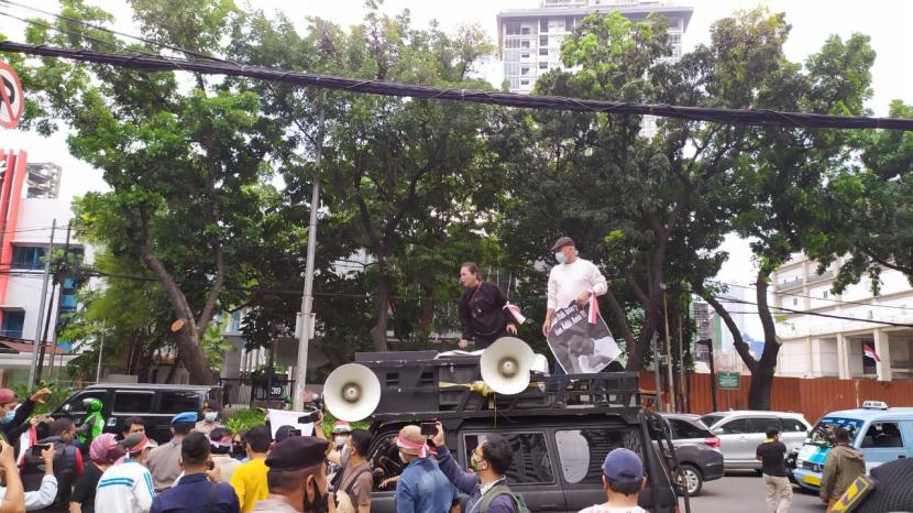 Demonstrasi dukung interpelasi PDIP PSI terhadap Gubernur DKI Jakarta, Anies Baswedan, berlangsung singkat dan rusuh di DPRD DKI Jakarta, Senin (6/9).