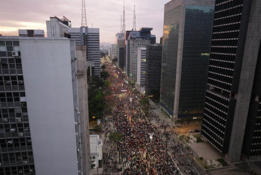 Demonstrasi menentang Presiden Brasil Michel Temer di Sao Paulo, Brasil, Ahad, 4 September 2016. Temer menjadi presiden setelah senat memakzulkan Dilma Rousseff.