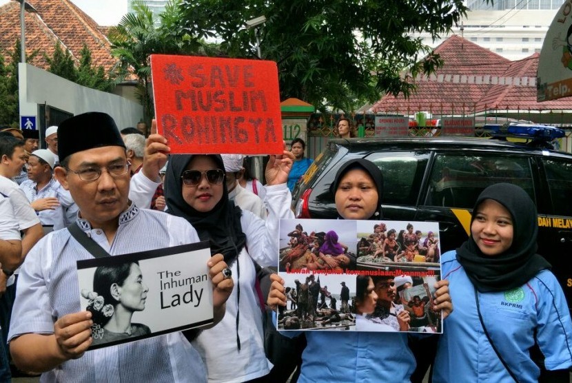 Demonstrasi mengecam kekerasan terhadap Rohingya di Myanmar oleh Aksi Kaum Profesional Bagi Kemanusiaan Rohingya di depan kedubes Myanmar, Jakarta, Sabtu (2/9).