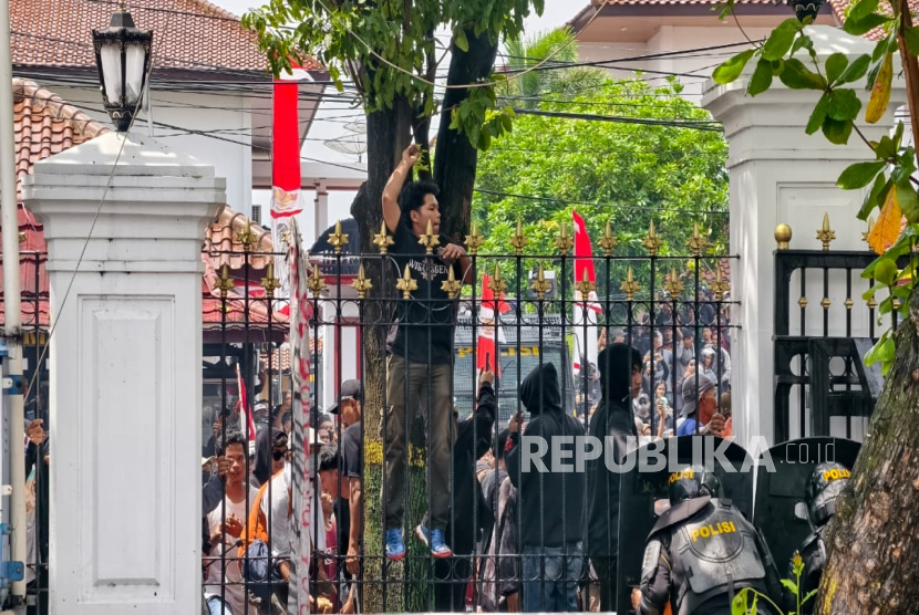 Demonstrasi penolakan terhadap kebijakan kenaikan pajak Bupati Pati Sudewo berakhir ricuh, Rabu (13/6/2026). 