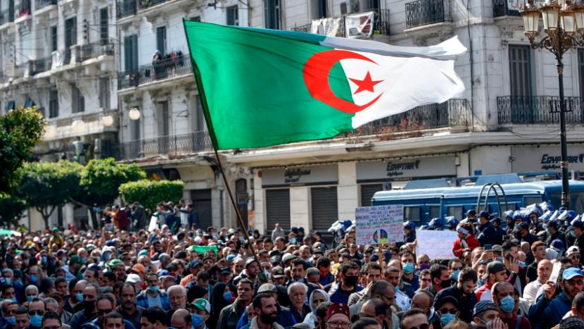 Ribuan Demonstran Pro-Demokrasi Aljazair Turun ke Jalan. Demonstrasi pro-demokrasi di Aljazair, Sabtu (6/3).