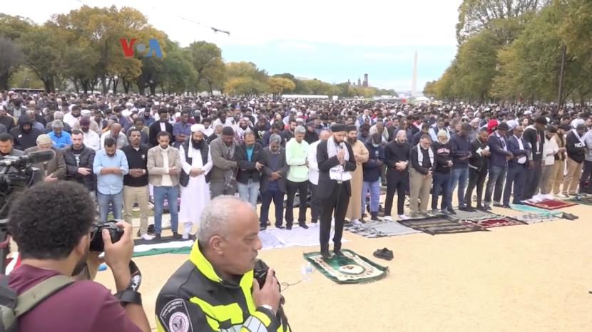 Demonstrasi Pro Palestina di Washington DC diawali dengan sholat Jumat berjamaah di depan gedung Kongres AS. 