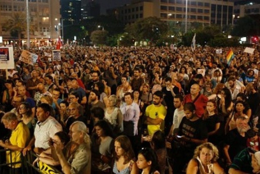 Demonstrasi ribuan warga Israel menentang aksi kekerasan pegaris keras Yahudi, Sabtu (1/8).
