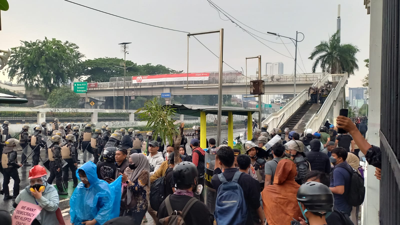 Demonstrasi rusuh di sekitar kawasan DPR RI, Kamis (28/8/2025). Wanita jilbab pink tampak menantang polisi