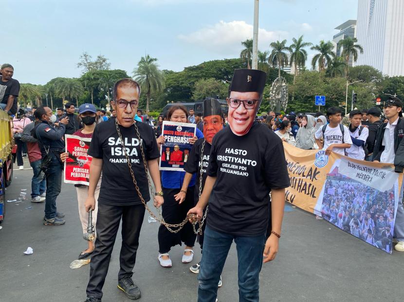 Demonstrasi untuk memberikan dukungan pada MK dalam memutus sengketa Pemilu 2024 di kawasan Patung Kuda, Gambir, Jakarta Pusat, Kamis (18/4/2024).