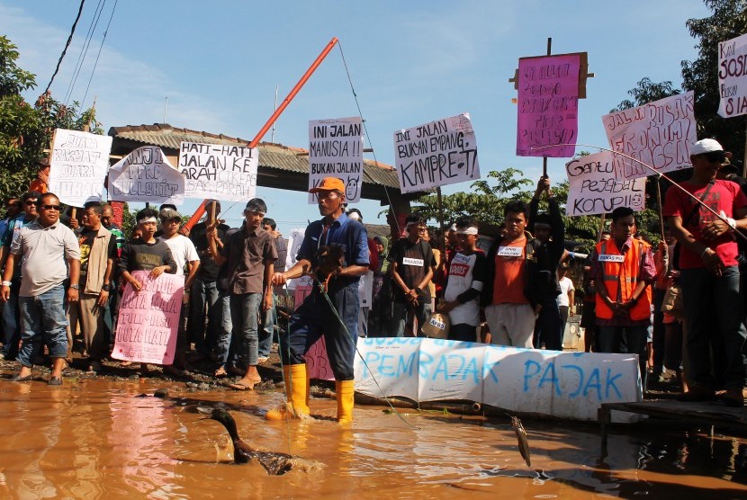Demonstrasi warga Gunung Putri, Bogor, menuntut perbaikan jalan rusak.
