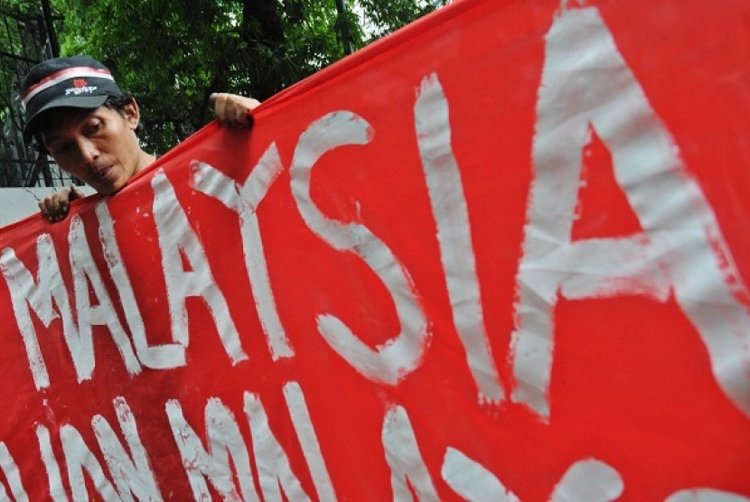 Demonstrators claimed as Benteng Demokrasi Rakyat (Bendera) stage a protest in front of Malaysian ambassador's residence in Jakarta, Tuesday. They condemn the rape on an Indonesian worker by three Malaysian police officers.   