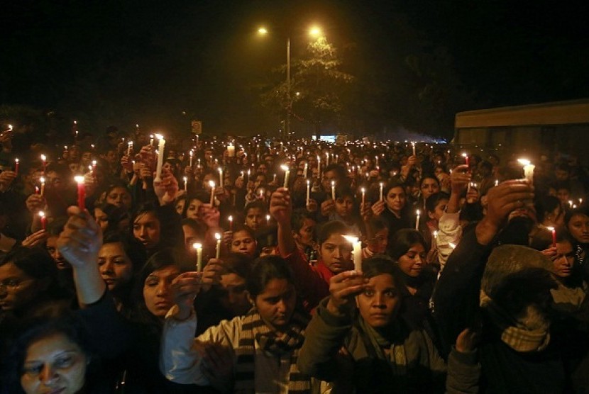 Demonstrators hold candles during a candlelight vigil for a gang rape victim who dies on December 29, 2012.  