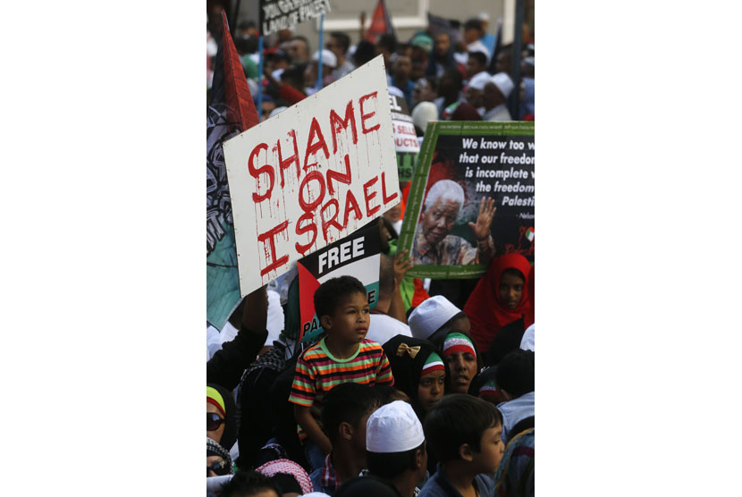 Demonstrators march through the streets of Cape Town against the conflict in Palestine, August 9, 2014