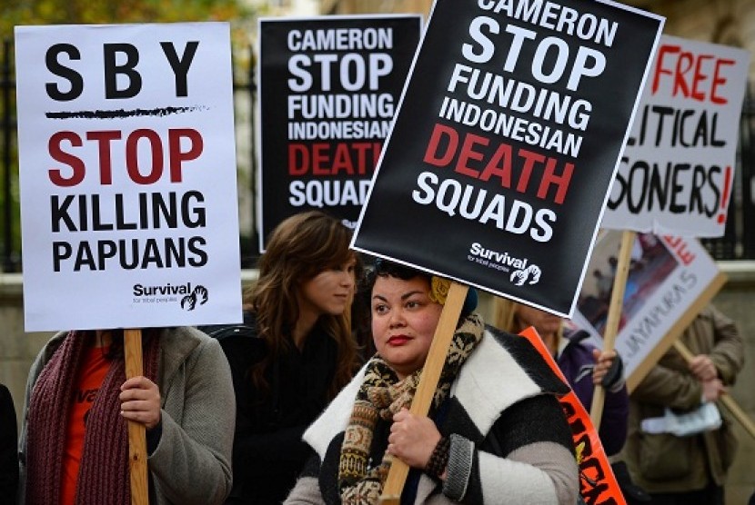 Demonstrators protest against the state visit of President Susilo Bambang Yudhoyono, outside Downing Street in London October 31, 2012. Yudhoyono is on a three day state visit to Britain.   