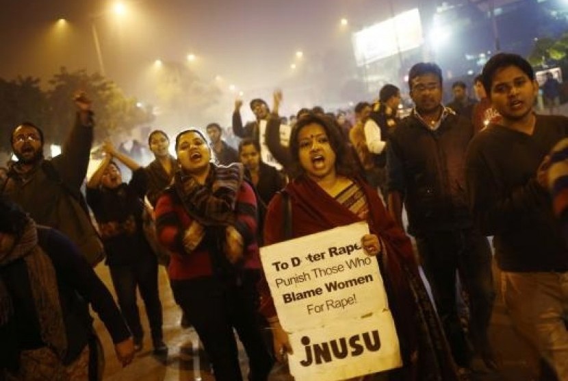 Demonstrators shout slogans during a candlelight vigil to mark the first anniversary of Delhi gang rape, in New Delhi December 16, 2013. 