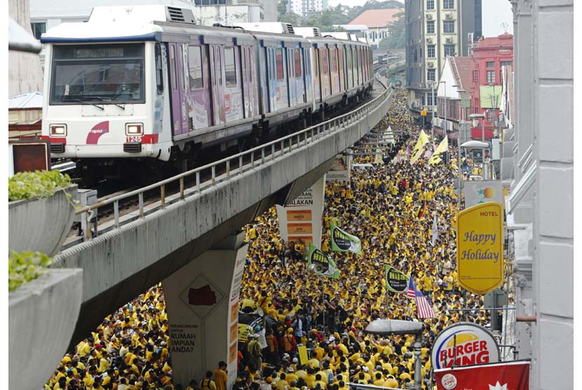 Demontrans dari kelompok prodemokrasi 'Bersih' menggelar aksi unjuk rasa di Dataran Mederka, Kuala Lumpur, Malaysia, Sabtu (29/8). 