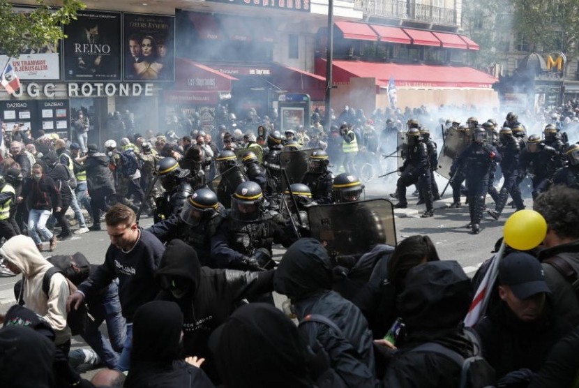 Demosntransi Hari Buruh di Prancis berujung ricuh.