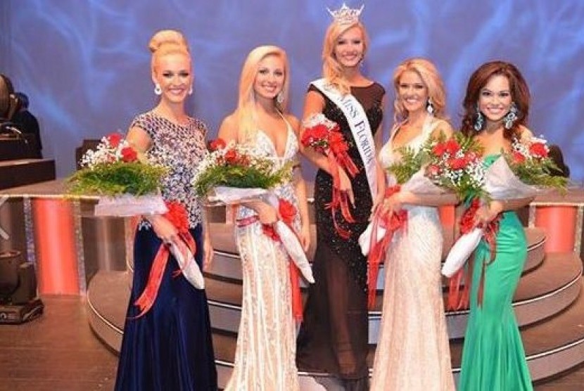 Demoted miss Florida, Elizabeth Fechtel, in the pageant’s Facebook photo from after the pageant where she was named the winner. The new winner is Victoria Cowen, pictured second from the left. 