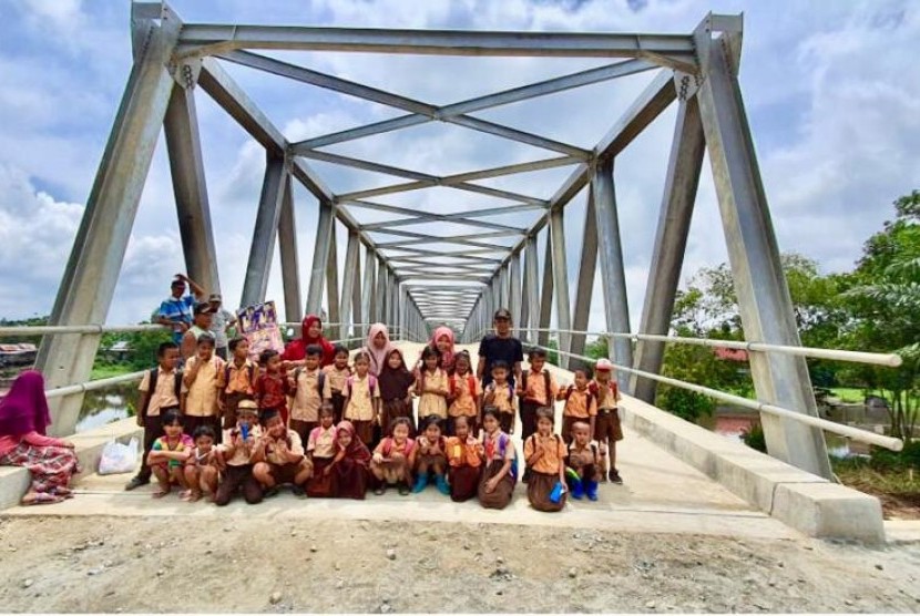 Dengan adanya jembatan, mereka sekolah tak lagi naik tongkang. 