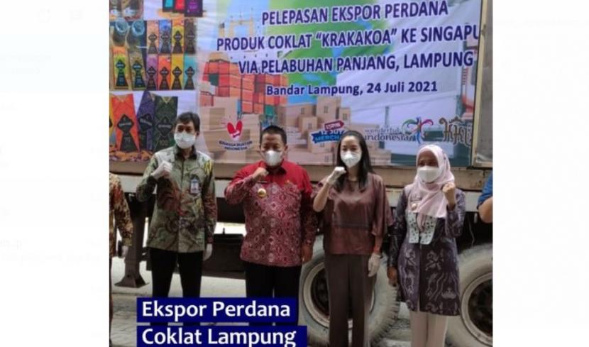 Dengan bantuan Pemda, Bea Cukai dan stakeholder terkait, ekspor perdana cokelat asal Lampung ini berhasil dilaksanakan.